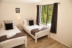 Riverlea Retreat Mudgee bedroom with 2 single beds